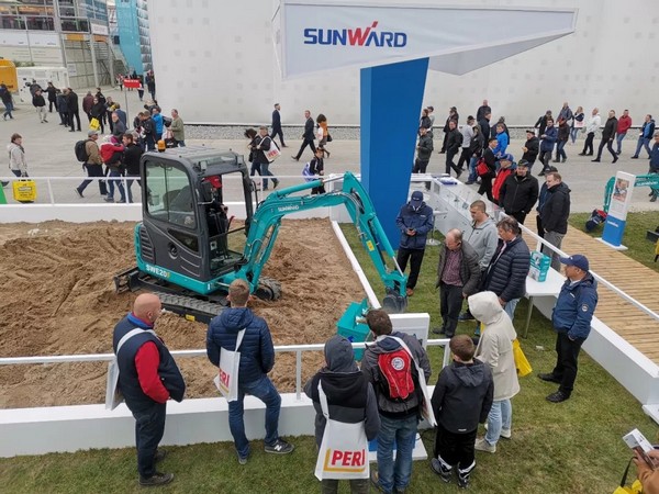 ������չʾ�й������족�������ǹ��ɶԹ�������Я�����������Ƶ¹�����չ