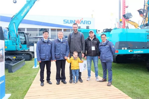 ������չʾ�й������족�������ǹ��ɶԹ�������Я�����������Ƶ¹�����չ