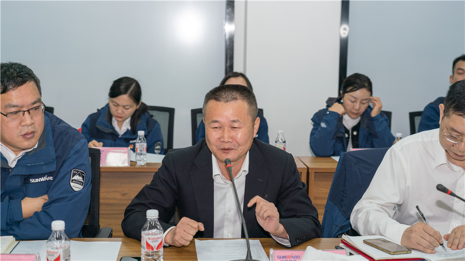 �ǹ��ɶԹ������ܾ����������ѧϰ���л���Ա���˶����Ľ�Ļ��ʽ