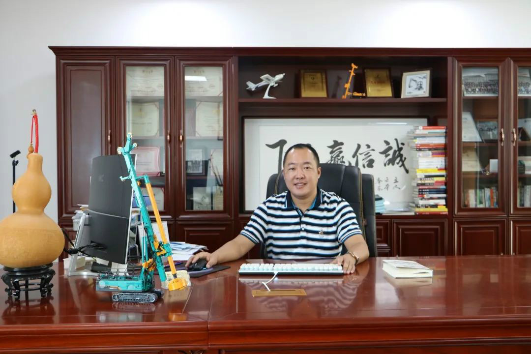 ��Ь���ϰ嵽׮�������С�������һ̨����ѹ׮���˶��Ʋ��ܸ�