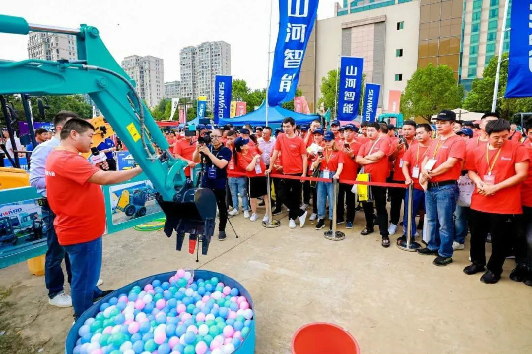 2020全球微挖大会 糖果派对官网智能精品微挖赢得满堂彩