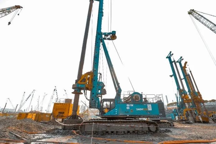 �ǹ��ɶԹ�������װ����ս�����������ۺϽ�ͨ��Ŧ����