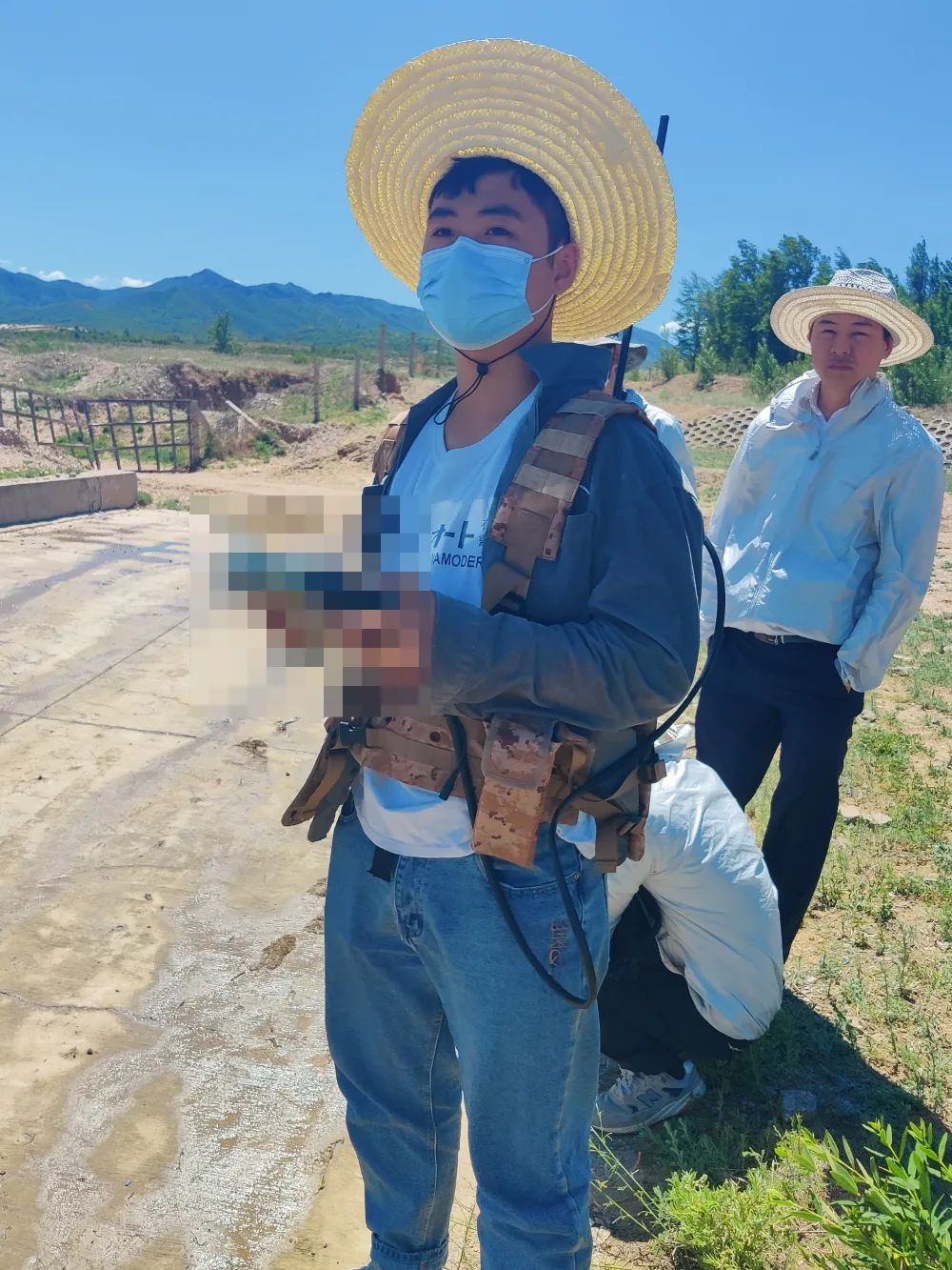 �¾���ս���ڷ�ɳ�е�����װ���Ŷ�