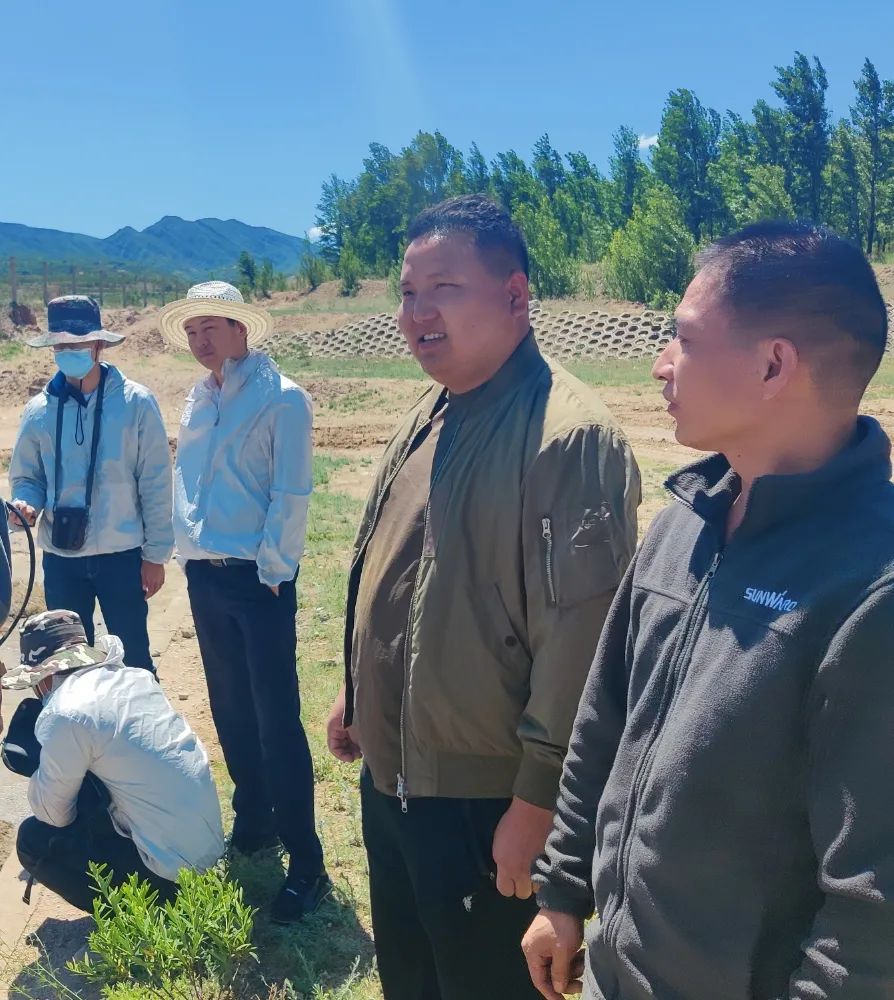 �¾���ս���ڷ�ɳ�е�����װ���Ŷ�