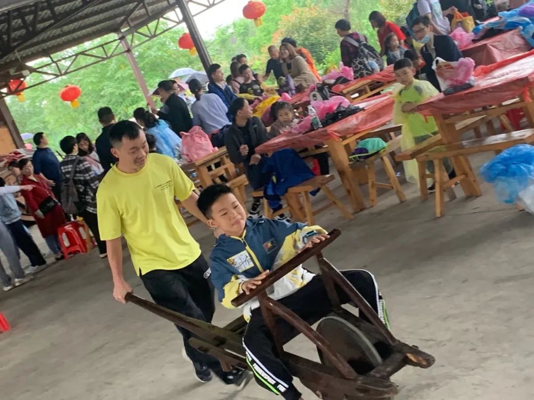 ͯ����Young�������������ӻ������ǹ��ɶԹ���������֯��չ��һ�����˶�