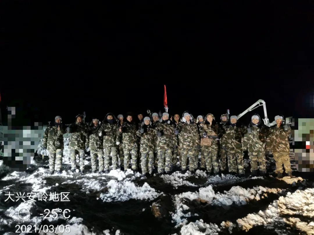 �¾���ս���ڷ�ɳ�е�����װ���Ŷ�