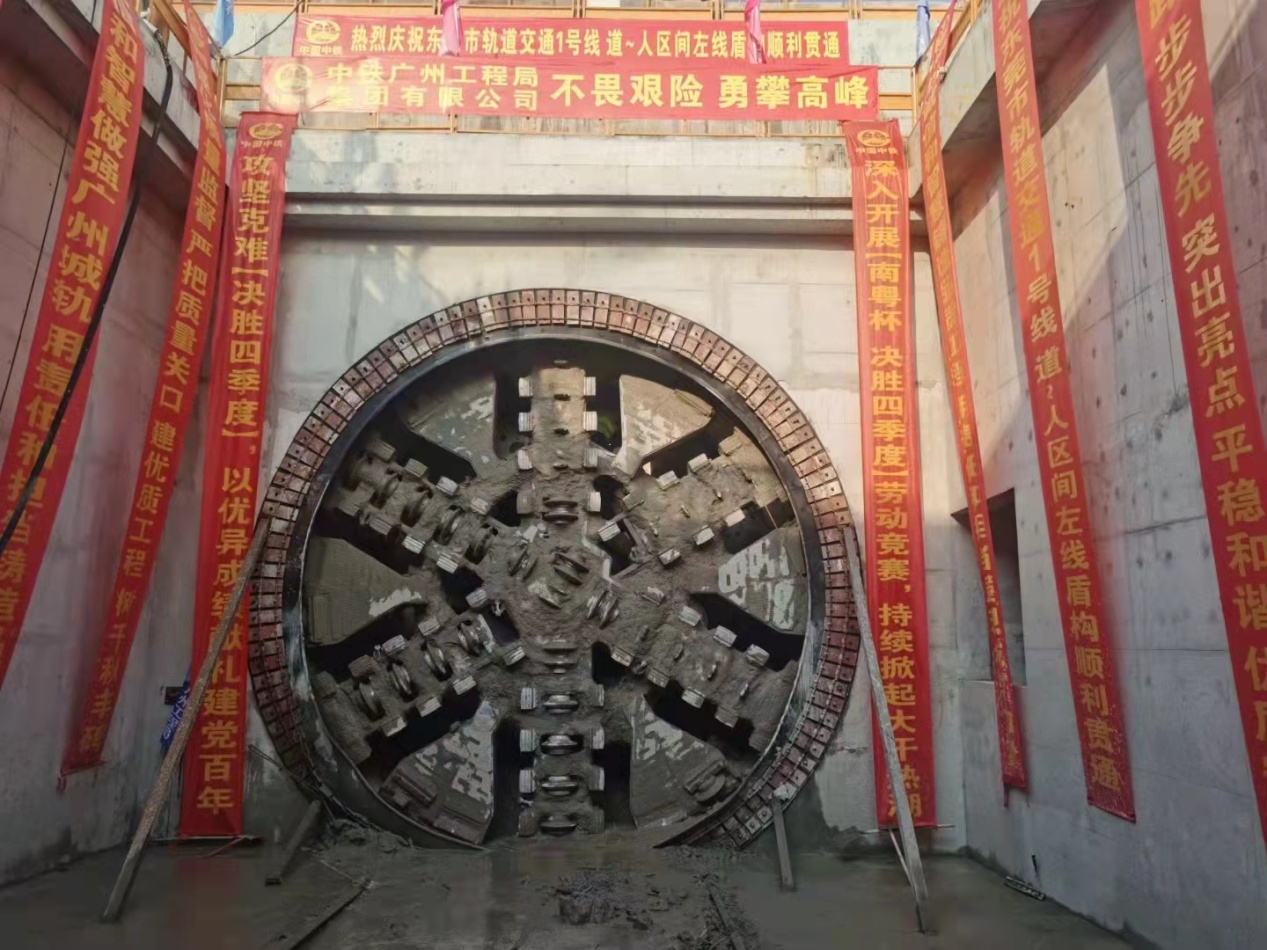 ��ս58����ҹ�������ǹ��ɶԹ���32�Ŷܹ���˳��ᴮ��ݸ����һ���ߵ�������