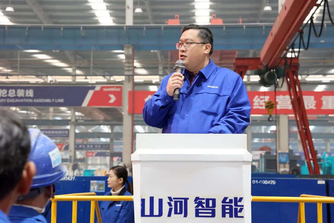 向模范学习!糖果派对官网智能56名职工受到职工职业手艺竞赛表扬