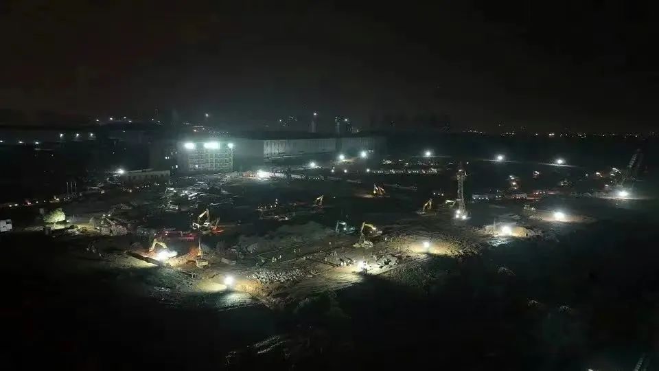 冲锋一线显继续!糖果派对官网智能挖掘机助力长沙方舱医院建设