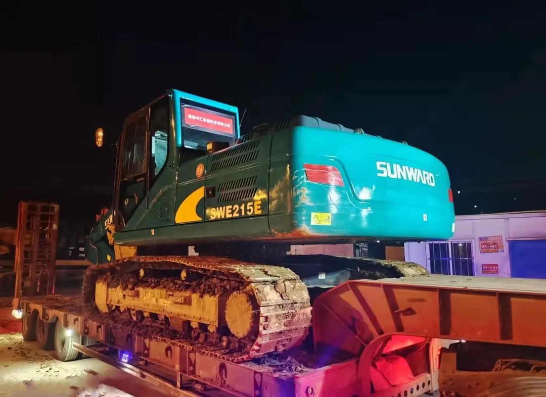 冲锋一线显继续!糖果派对官网智能挖掘机助力长沙方舱医院建设