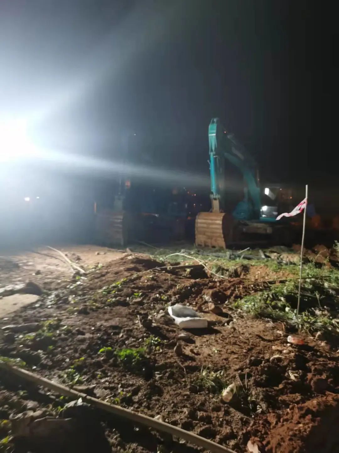 冲锋一线显继续!糖果派对官网智能挖掘机助力长沙方舱医院建设