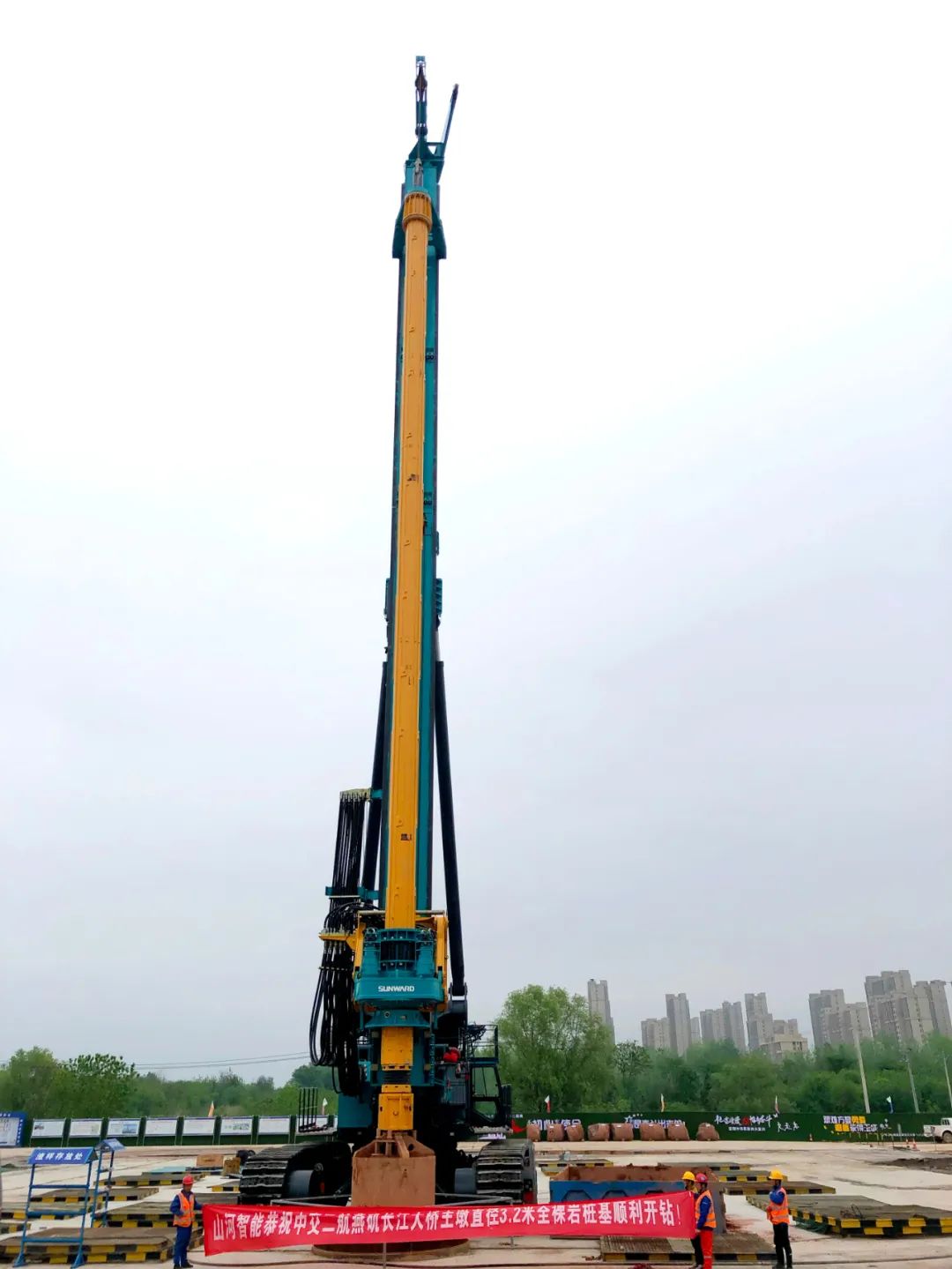 再啃“硬骨头”!糖果派对官网智能“超等桩备”助建燕矶长江大桥