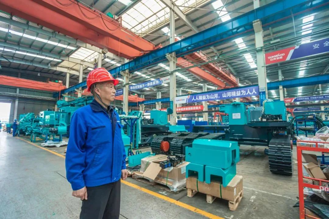 ³¤É³¾¿ªÇøÀÍÄ£ÁÖºêÎ䣺Ôú¸ù¹¤³Ì»úе40ÔØ ÓÀÝáʵ¸ÉÁ¢ÒìС¶ùÐÄ