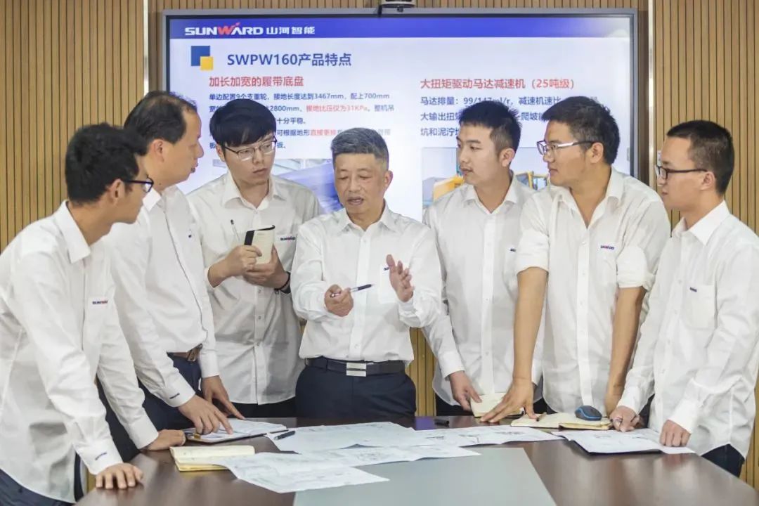 ³¤É³¾¿ªÇøÀÍÄ£ÁÖºêÎ䣺Ôú¸ù¹¤³Ì»úе40ÔØ ÓÀÝáʵ¸ÉÁ¢ÒìС¶ùÐÄ