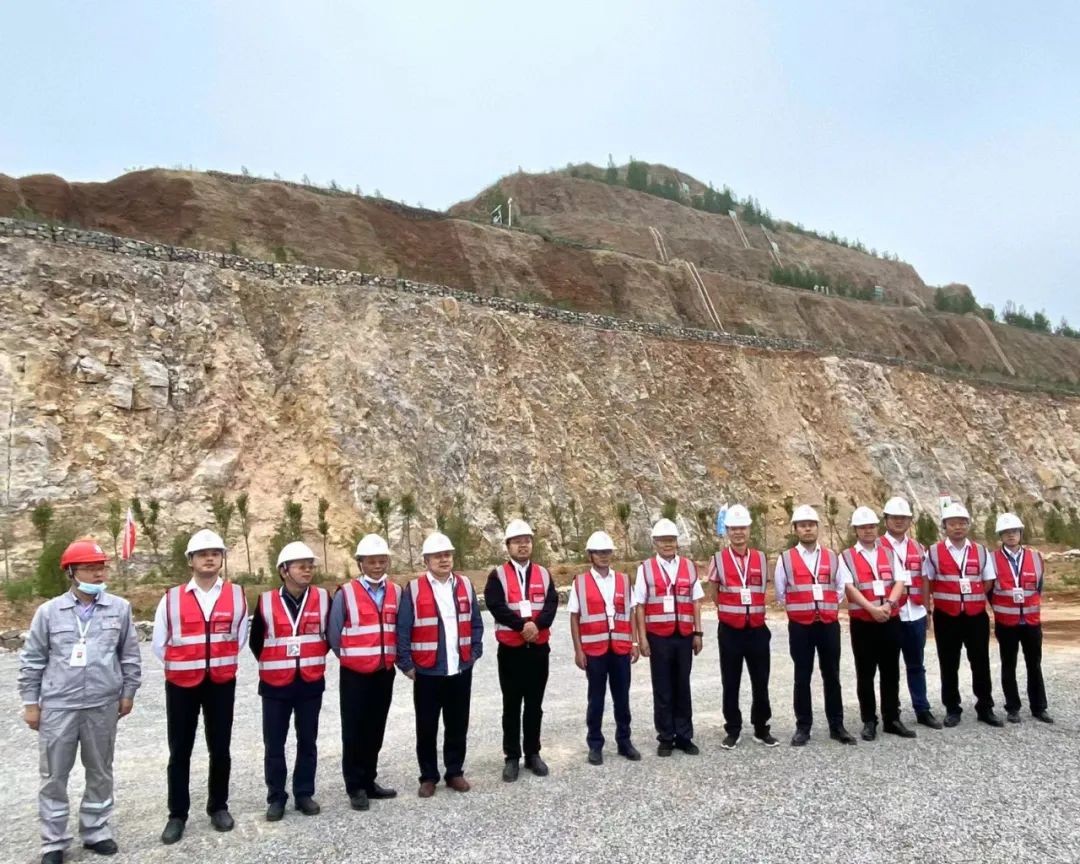 �����г�һ�ߣ����廪һ�и���������