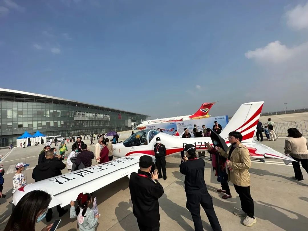 逆势翱翔!糖果派对官网航空携手合作伙伴亮相2022南昌航行大会