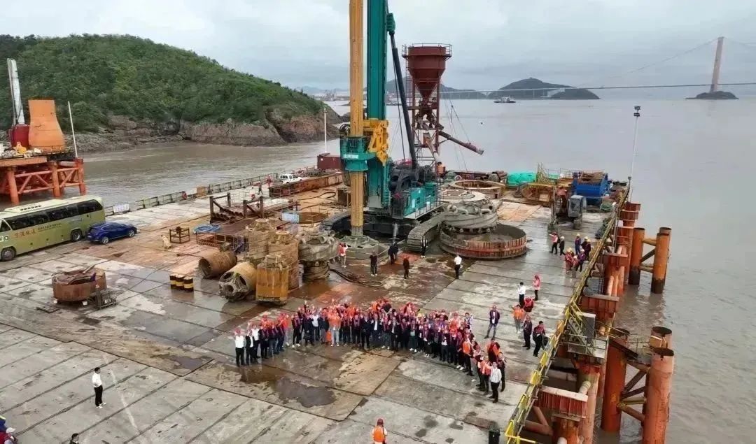 周全告捷!糖果派对官网智能超等旋挖钻机圆满完成甬舟铁路西堠门公铁两用大桥桩基施工使命