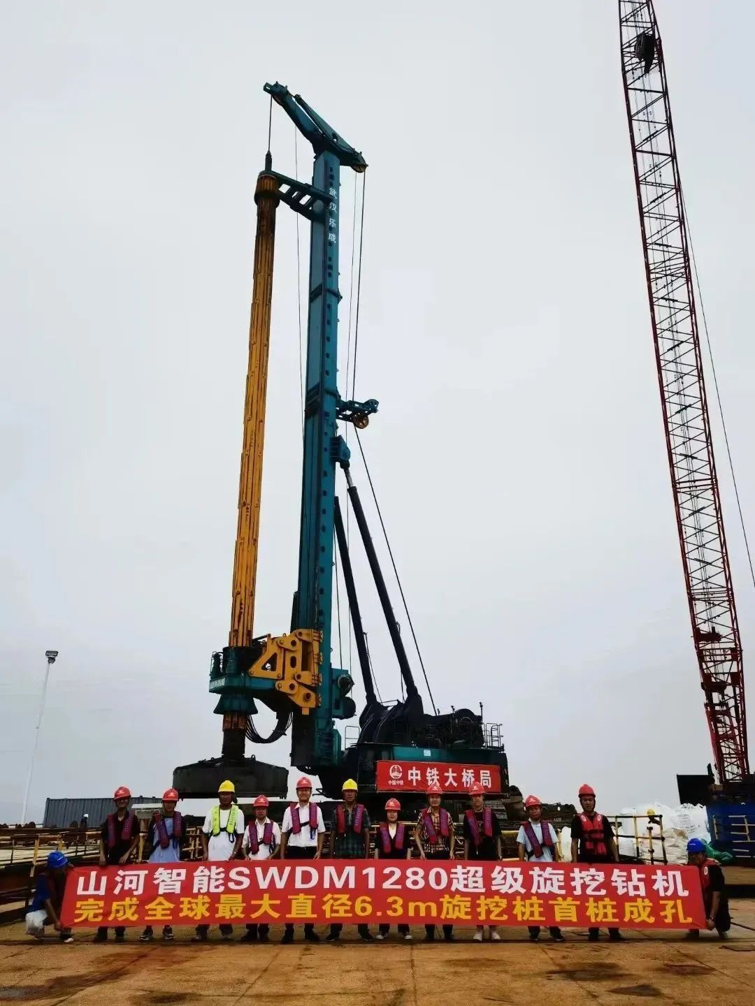 周全告捷!糖果派对官网智能超等旋挖钻机圆满完成甬舟铁路西堠门公铁两用大桥桩基施工使命