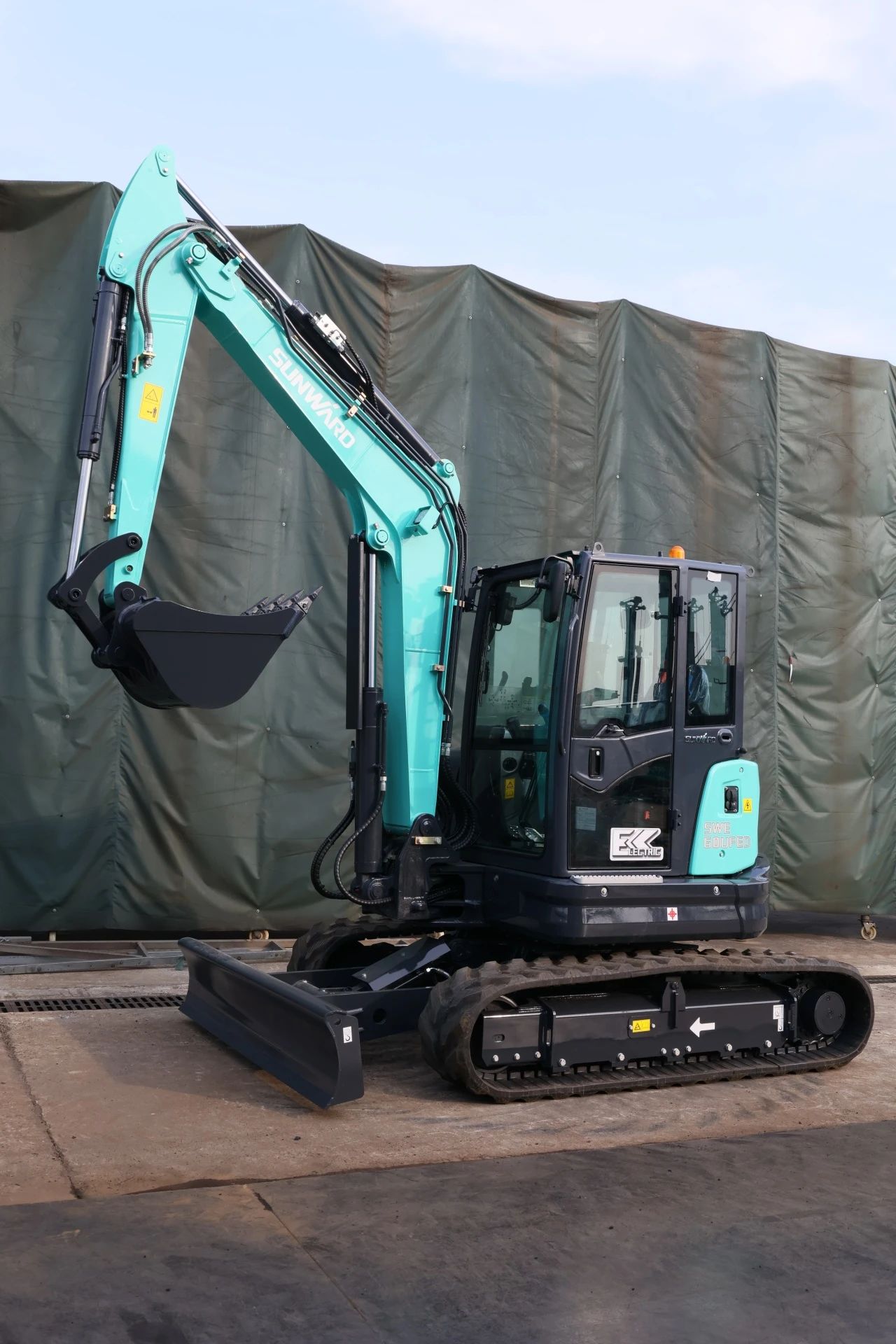 ��ɫ���£��ǹ��ɶԹ�������SWE60UFED���綯��β�ھ���ֳ�����