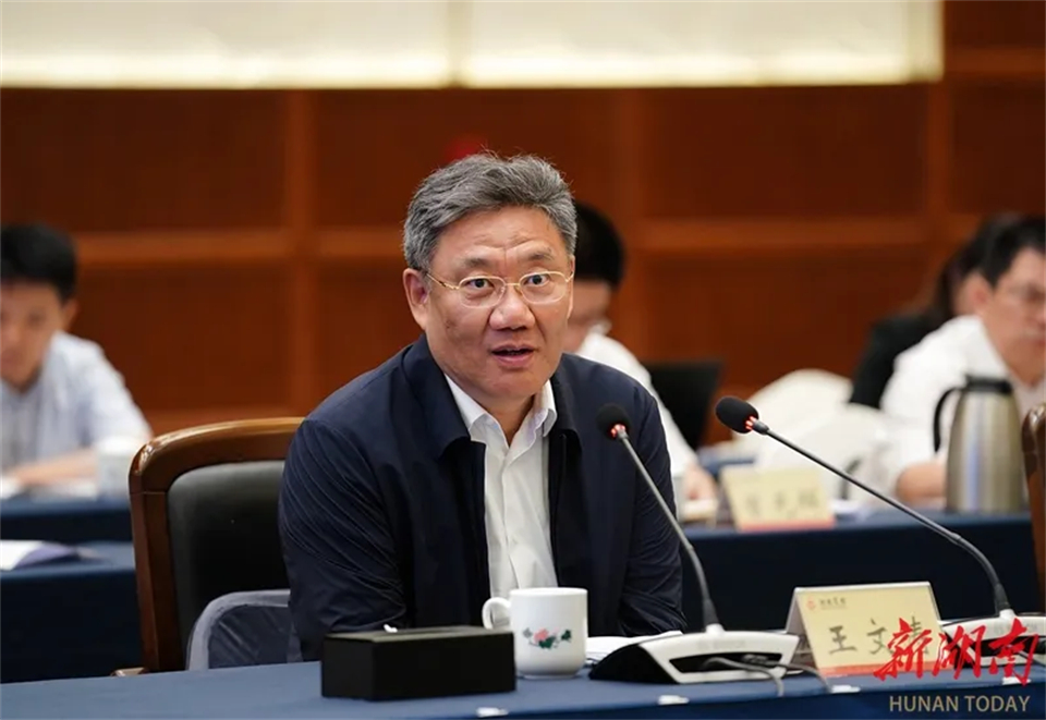 �зǾ�ó��Ⱥ��������������һ��̸�оۻ��ڳ�ɳ�ٿ�