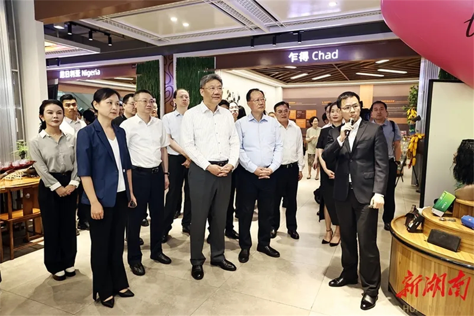 �зǾ�ó��Ⱥ��������������һ��̸�оۻ��ڳ�ɳ�ٿ�