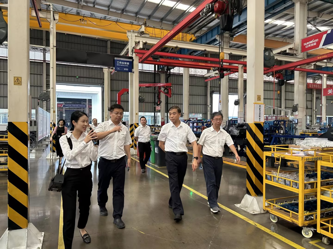 深化交流合作!广州港李明忠副总司理率队莅临糖果派对官网智能考察交流!