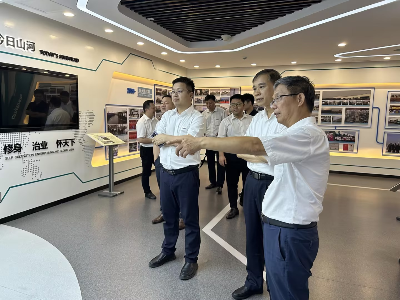 深化交流合作!广州港李明忠副总司理率队莅临糖果派对官网智能考察交流!