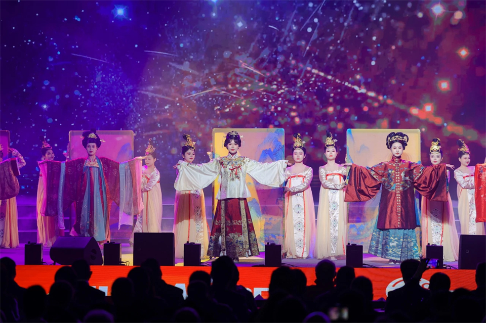 立异引领价值 理想成绩未来——庆祝糖果派对官网智能建设25周年表扬大会暨文艺晚会盛大举行