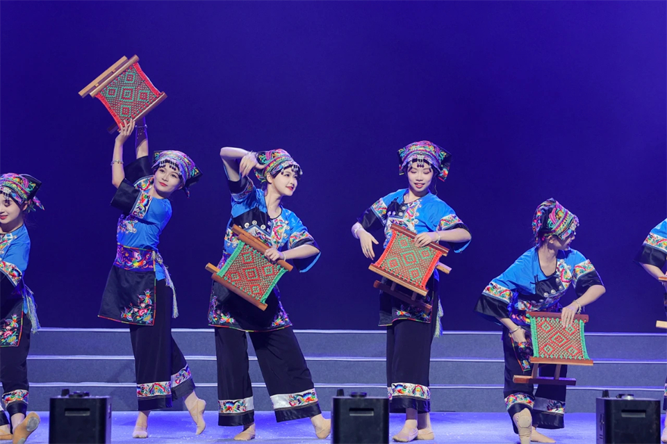 立异引领价值 理想成绩未来——庆祝糖果派对官网智能建设25周年表扬大会暨文艺晚会盛大举行