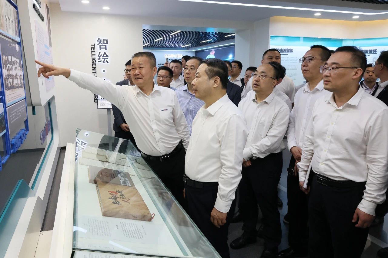 天能控股集团党委书记、董事长张天任率队到访糖果派对官网智能