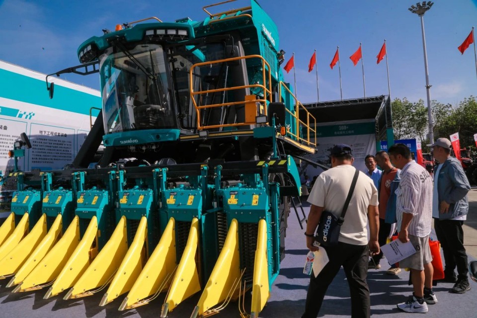 糖果派对官网智能亮相2025新疆国际农业机械展览会