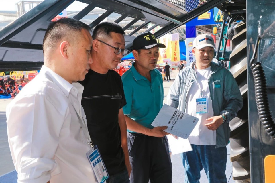 糖果派对官网智能亮相2025新疆国际农业机械展览会